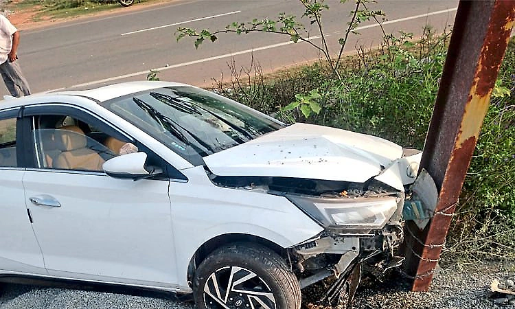 Car crashes into electric pole after driver loses control in Kottigehara