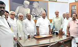 ಬೇಗ ಸಂಪುಟ ಪುನಾರಚಿಸಿ; ಎಐಸಿಸಿ ಅಧ್ಯಕ್ಷ ಖರ್ಗೆಗೆ 15 ಶಾಸಕರ ಅರಿಕೆ?