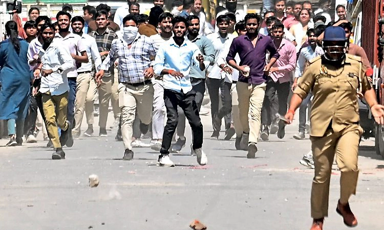 ವೇತನ ಹೆಚ್ಚಳಕ್ಕಾಗಿ ನಡೆದ ಪ್ರತಿಭಟನೆ ಹಿಂಸಾಚಾರಕ್ಕೆ ತಿರುವು; ಪಾಕಿಸ್ತಾನದ ನಂಟು ಶಂಕೆ!