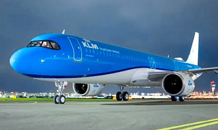 49 ಲಕ್ಷ ರೂ.ವಿನ ಟಿಕೆಟ್ ಇದ್ದರೂ ವಿಮಾನ ಪ್ರಯಾಣಕ್ಕೆ ತಡೆ