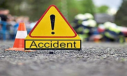 Sulya: ಕಾರು ಢಿಕ್ಕಿ: ಇಬ್ಬರು ಸ್ವಚ್ಛತ ಸಿಬಂದಿಗೆ ಗಾಯ