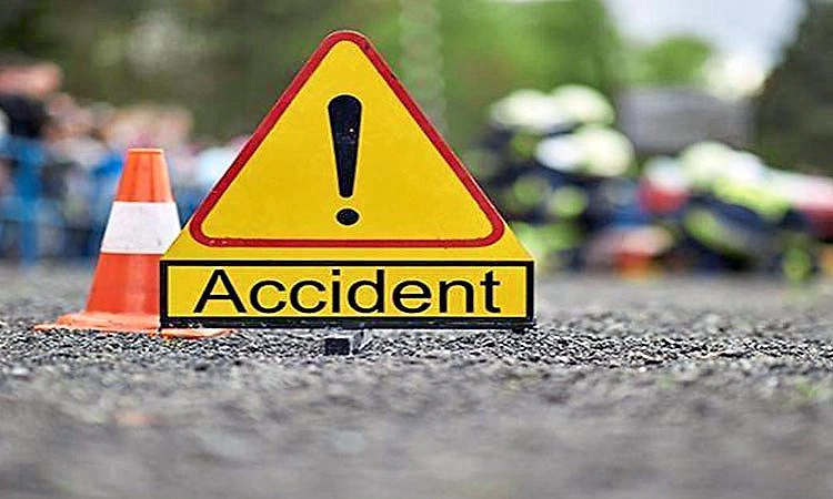 Sulya: ಕಾರು ಢಿಕ್ಕಿ: ಇಬ್ಬರು ಸ್ವಚ್ಛತ ಸಿಬಂದಿಗೆ ಗಾಯ