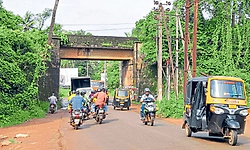 ಹಾರಾಡಿ ರೈಲ್ವೇ ಬ್ರಿಜ್‌ ಬಳಿ ಕಾಮಗಾರಿ: ಒಂದು ತಿಂಗಳು ರಸ್ತೆ ಬಂದ್‌ ಸಾಧ್ಯತೆ
