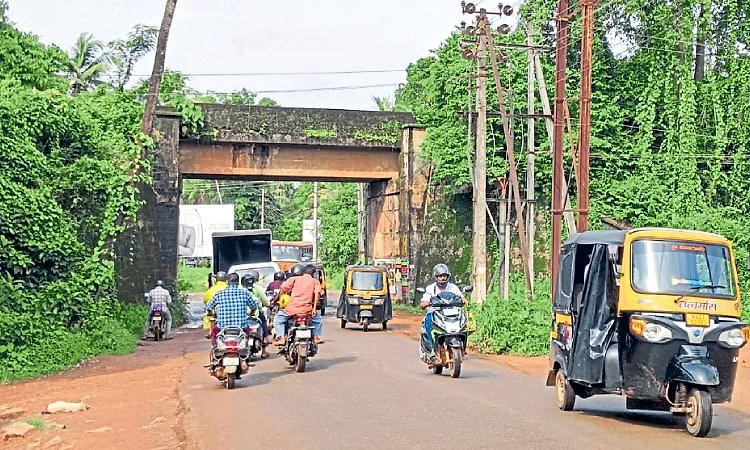 ಹಾರಾಡಿ ರೈಲ್ವೇ ಬ್ರಿಜ್‌ ಬಳಿ ಕಾಮಗಾರಿ: ಒಂದು ತಿಂಗಳು ರಸ್ತೆ ಬಂದ್‌ ಸಾಧ್ಯತೆ