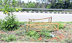 Kundapur: ಹೆದ್ದಾರಿ ಬದಿ ಅನಾಥವಾದ ಬ್ಯಾರಿಕೇಡ್‌ಗಳು