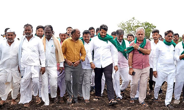 ವಿಜಯಪುರ ಜಿಲ್ಲೆಯಲ್ಲಿ ನಿಖಿಲ್ ಬರ ಅಧ್ಯಯನ: ರೈತರ ಸಾಲ ಮನ್ನಾಕ್ಕೆ ಒತ್ತಾಯ