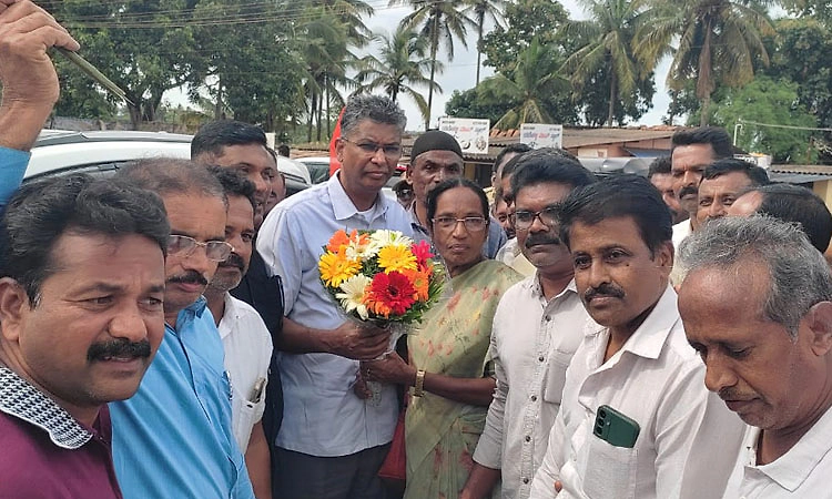 ಬೇಳೂರುಗೆ ಸಚಿವ ಸ್ಥಾನ ನೀಡುವಂತೆ ಒತ್ತಾಯಿಸಿ ಸತೀಶ್ ಜಾರಕಿಹೊಳಿಗೆ ಮನವಿ ಮಾಡಿದ ಕಾರ್ಯಕರ್ತರು