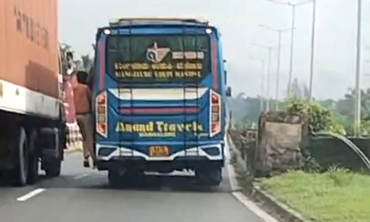 Katapady: ಫುಟ್ ಬೋರ್ಡ್ ಮೇಲೆ ನಿಂತು ಪ್ರಯಾಣದ ವಿರುದ್ಧ ಕ್ರಮ ಕೈಗೊಳ್ಳುವಂತೆ ಆಗ್ರಹ