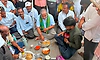 ರೈತರ ಹೋರಾಟಕ್ಕೆ ರಾಶಿ ರಾಶಿ ರೊಟ್ಟಿ; ರಸ್ತೆಯಲ್ಲೇ ಕುಳಿತು ಊಟ ಸವಿದ ಮಾಜಿ ಸಂಸದ ರಾಜು ಶೆಟ್ಟಿ