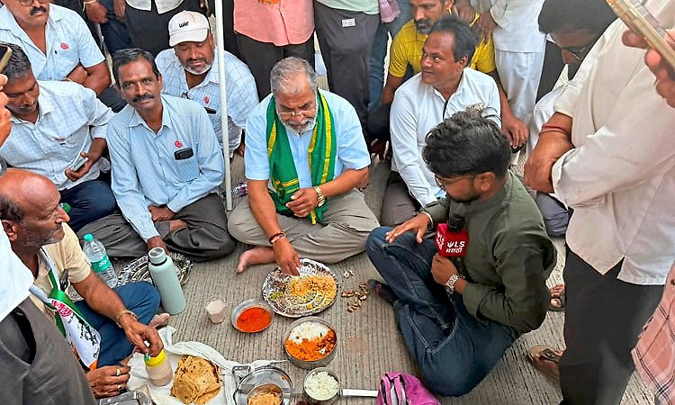 ರೈತರ ಹೋರಾಟಕ್ಕೆ ರಾಶಿ ರಾಶಿ ರೊಟ್ಟಿ; ರಸ್ತೆಯಲ್ಲೇ ಕುಳಿತು ಊಟ ಸವಿದ ಮಾಜಿ ಸಂಸದ ರಾಜು ಶೆಟ್ಟಿ