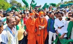 ದೇವರಿಗಿಂತ ರೈತನೇ ಶ್ರೇಷ್ಠ: ಕಬ್ಬು ಬೆಳೆಗಾರರ ಹೋರಾಟಕ್ಕೆ ನಿಜಗುಣಾನಂದ ಸ್ವಾಮೀಜಿ ಬೆಂಬಲ