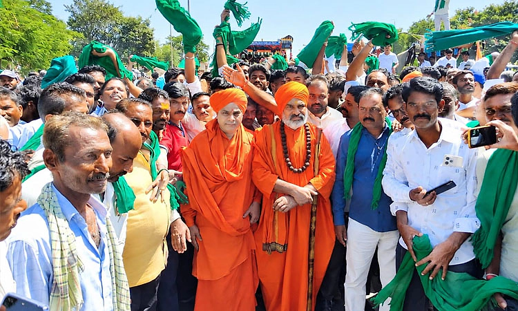 ದೇವರಿಗಿಂತ ರೈತನೇ ಶ್ರೇಷ್ಠ: ಕಬ್ಬು ಬೆಳೆಗಾರರ ಹೋರಾಟಕ್ಕೆ ನಿಜಗುಣಾನಂದ ಸ್ವಾಮೀಜಿ ಬೆಂಬಲ
