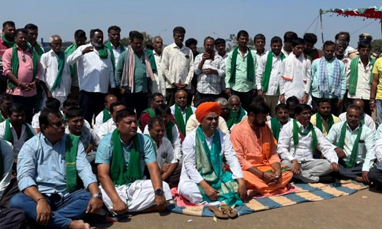 ರೊಟ್ಟಿಬುತ್ತಿಯೊಂದಿಗೆ 2ನೇ ದಿನಕ್ಕೆ ಕಾಲಿಟ್ಟ ಧಾರವಾಡ ರೈತ ಬಂಡಾಯ: ಜೋಶಿ ವಿರುದ್ಧ ವಾಗ್ದಾಳಿ