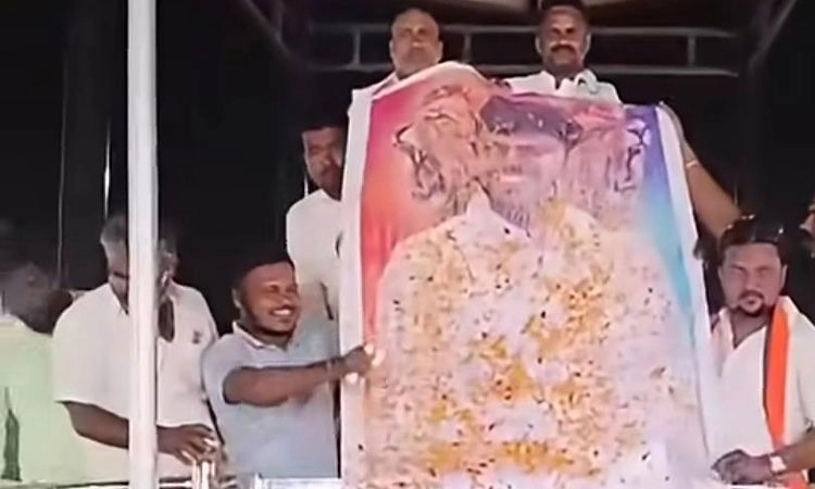 ಶಾಸಕ ಶರಣಗೌಡ ಪರ ಅಭಿಮಾನಿಗಳ ಶಕ್ತಿ ಪ್ರದರ್ಶನ: ಭಾವಚಿತ್ರಕ್ಕೆ ಹಾಲಿನ ಅಭಿಷೇಕ, ಬೆಂಬಲದ ಘೋಷಣೆ