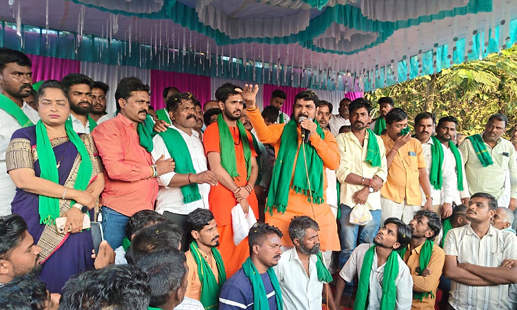 ಹಿರೇಬಾಗೇವಾಡಿಯಲ್ಲಿ ಹೆದ್ದಾರಿ ಬಂದ್: ಕಬ್ಬು ಬೆಳೆಗಾರರ ತೀವ್ರ ಹೋರಾಟ
