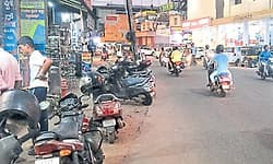 Puttur: ಫುಟ್‌ಪಾತ್‌ ಮಾಯ; ವಾಹನಗಳ ಪಾರ್ಕಿಂಗ್‌ಗೆ ಬಳಕೆ