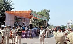 Mudhol: ಕಬ್ಬು ಬೆಳೆಗಾರರ ಹೋರಾಟ ವೇದಿಕೆ ಸುತ್ತ ಪೊಲೀಸ್ ಸರ್ಪಗಾವಲು