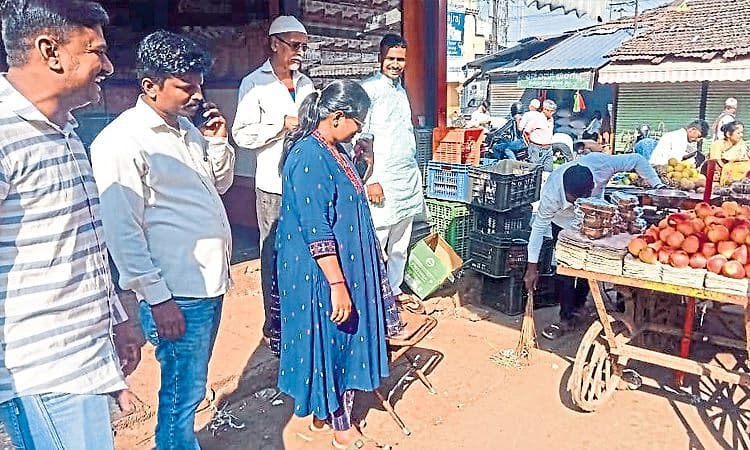 Hubballi: ಎಸೆದ ತ್ಯಾಜ್ಯ ಸ್ವಚ್ಛಗೊಳಿಸಿದ ವ್ಯಾಪಾರಿ