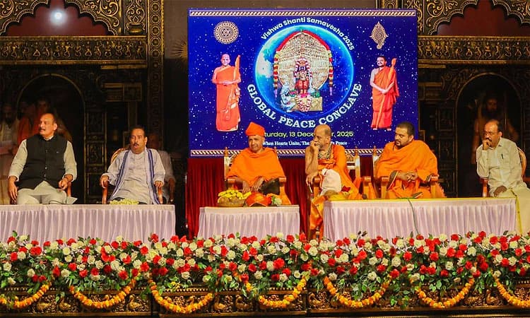 'ಮಾನವೀಯ ಧರ್ಮ ಶುದ್ಧಿಗೊಳ್ಳಲಿ': ವಿಶ್ವಗೀತಾ ಸಮ್ಮೇಳನ ಸಮಾರೋಪದಲ್ಲಿ ಭಟ್ಟಾರಕ ಸ್ವಾಮೀಜಿ