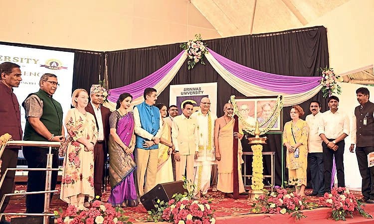 Mangaluru" "ಭಾಷೆಗೆ ಸಂಸ್ಕಾರವಾದಾಗ ಸಂಸ್ಕೃತವಾಗುತ್ತದೆ': ಅದಮಾರು ಶ್ರೀ