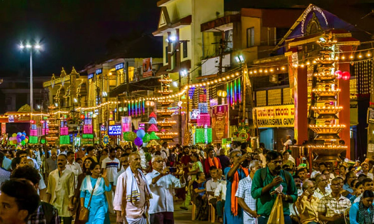 Festive atmosphere builds up around Sri Krishna Math as devotees and traders arrive in large numbers