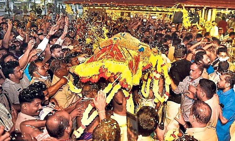 Sabarimala: ಪೊನ್ನಂಬಲಮೇಡುವಿನಲ್ಲಿ ಬೆಳಗಿದ ಮಕರಜ್ಯೋತಿ