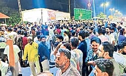 ಪ್ರತಿಭಟನಕಾರರ ಆಕ್ರೋಶಕ್ಕೆ ಕುಂಬಳೆ ಟೋಲ್‌ ಪುಡಿ