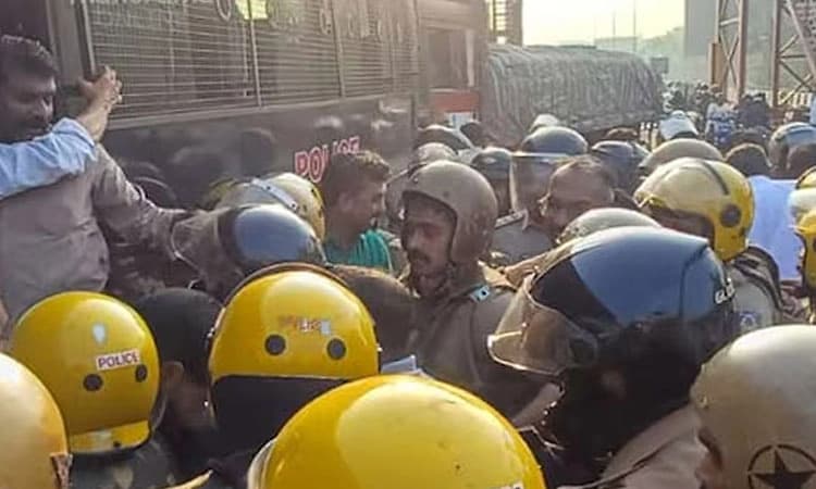 Pantheerankavu Toll Plaza: ಕಾಂಗ್ರೆಸ್‌ನಿಂದ ಪ್ರತಿಭಟನೆ, ಪೊಲೀಸರೊಂದಿಗೆ ತಳ್ಳಾಟ-ನೂಕಾಟ