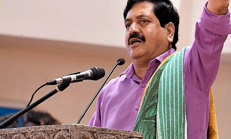 ದತ್ತ ಶಾಸಕರಾಗಲಿ ಎಂದು ಹರಕೆ ಹೊತ್ತು ಶಬರಿಮಲೆಗೆ ತೆರಳಿದ ಯುವಕ