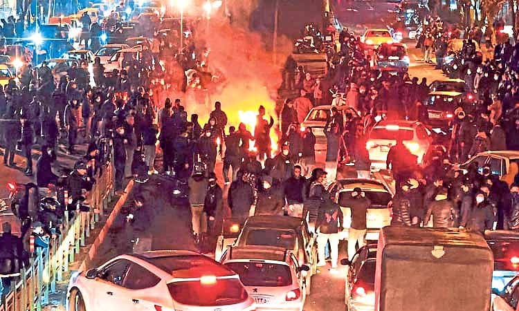 ಇರಾನ್‌ನಲ್ಲಿ ಬುಲ್ಡೋಜರ್‌ ಬಳಸಿ ಶವಗಳ ತೆರವು!