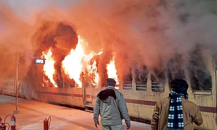 West Bengal: ನಿಂತಿದ್ದ ರೈಲಿನಲ್ಲಿ ದಿಢೀರ್ ಅಗ್ನಿ ಅವಘಡ; ತಪ್ಪಿದ ಭಾರಿ ಅನಾಹುತ