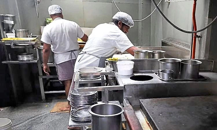 Hotels explore alternatives amid LPG shortage in coastal Karnataka