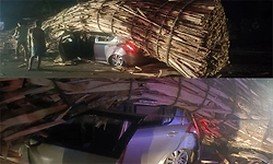 ಕಾರಿನ ಮೇಲೆ ಬಿದ್ದ ಲಾರಿಯಲ್ಲಿದ್ದ ಭಾರೀ ತೂಕದ ಕಟ್ಟಿಗೆ ಲೋಡ್: ಮೂವರು ಪಾರು