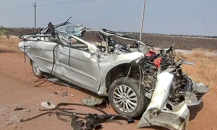 ಚಳ್ಳಕೆರೆ ಬಳಿ ಭೀಕರ ಅಪಘಾತ; ಮೂವರು ರಿಸರ್ವ್ ಪೊಲೀಸ್ ಅಧಿಕಾರಿಗಳ ದುರ್ಮರಣ