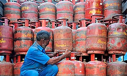 Yadgir: ಸುರಪುರದಲ್ಲಿ ಗೃಹ ಬಳಕೆ ಸಿಲಿಂಡರ್ ಪಡೆಯಲು ಸಾರ್ವಜನಿಕರು ಹರಸಾಹಸ