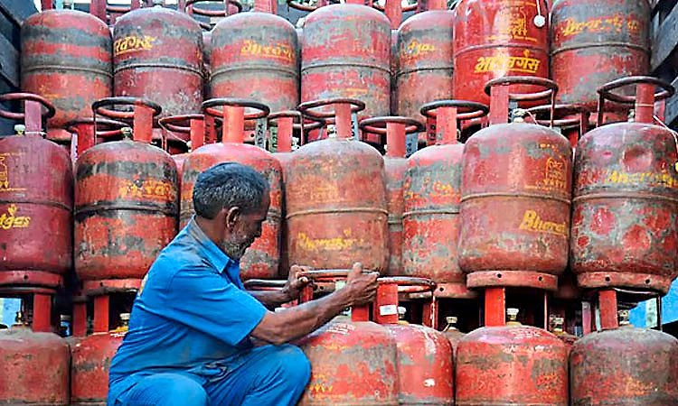 Yadgir: ಸುರಪುರದಲ್ಲಿ ಗೃಹ ಬಳಕೆ ಸಿಲಿಂಡರ್ ಪಡೆಯಲು ಸಾರ್ವಜನಿಕರು ಹರಸಾಹಸ