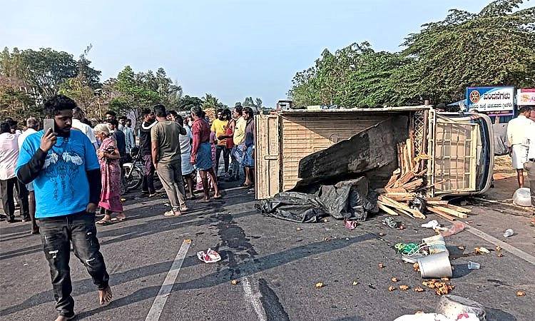 ಯಳಂದೂರು; ಗೂಡ್ಸ್ ಆಟೋ ಪಲ್ಟಿ: 13 ಮಂದಿಗೆ ಗಾಯ