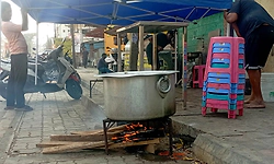 ಸಿಲಿಂಡರ್‌ ಬಿಸಿ: ಸೌದೆ ಒಲೆಗೆ ಮೊರೆ!; ಶಿವಮೊಗ್ಗದಲ್ಲಿ ಇಂದಿರಾ ಕ್ಯಾಂಟೀನ್‌ ಬಂದ್‌