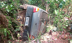 Vitla: ತೋಡಿಗೆ ಬಿದ್ದ ಕಾರು, ಅದೃಷ್ಟವಶಾತ್ ಪ್ರಯಾಣಿಕರು ಪಾರು