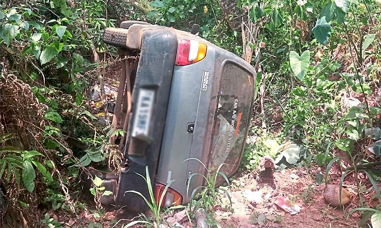 Vitla: ತೋಡಿಗೆ ಬಿದ್ದ ಕಾರು, ಅದೃಷ್ಟವಶಾತ್ ಪ್ರಯಾಣಿಕರು ಪಾರು