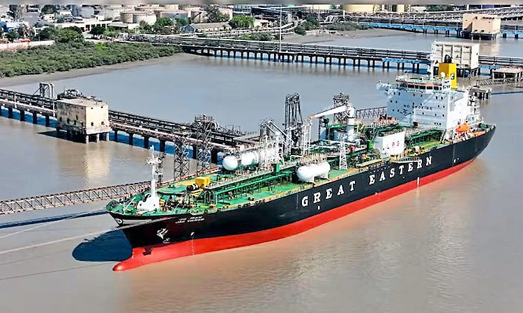 ಅಮೆರಿಕದ ದಿಗ್ಬಂದನದ ನಡುವೆಯೂ ಹೊರ್ಮುಜ್ ಜಲಸಂಧಿ ದಾಟಿ ಗುಜರಾತ್ ತಲುಪಿದ ಭಾರತೀಯ ನೌಕೆ