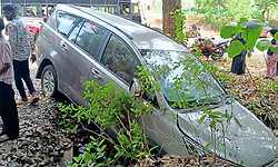 Ajekar: ಚಟ್ಕಲ್ ಪಾದೆ: ಮೋರಿಗಿಳಿದ ಕಾರು