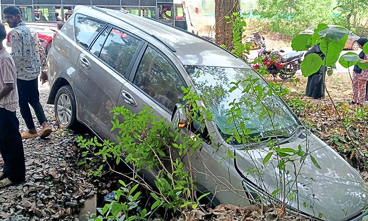 Ajekar: ಚಟ್ಕಲ್ ಪಾದೆ: ಮೋರಿಗಿಳಿದ ಕಾರು