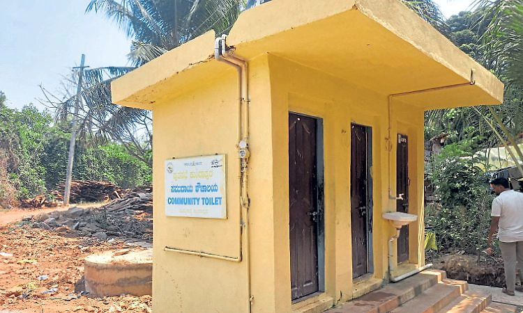 Kundapur: ಮನೆಗಳಿಗೆ ರಸ್ತೆ ಇಲ್ಲ, ಶೌಚಾಲಯವೂ ಇಲ್ಲ!
