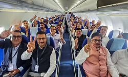 ನೋಯ್ಡಾ ಏರ್ಪೋರ್ಟ್‌ ಕಾರ್‍ಯಾರಂಭ:ಜಮೀನು ಕೊಟ್ಟ 170 ರೈತರಿಂದ ಮೊದಲ ಹಾರಾಟ