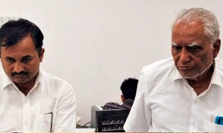 Kalaburagi: ಸರಕಾರಿ ಅಭಿಯೋಜಕರಿಗೆ ಲಂಚ ನೀಡಲು ಮುಂದಾದ ತಂದೆ, ಮಗ ಲೋಕಾಯುಕ್ತ ಬಲೆಗೆ