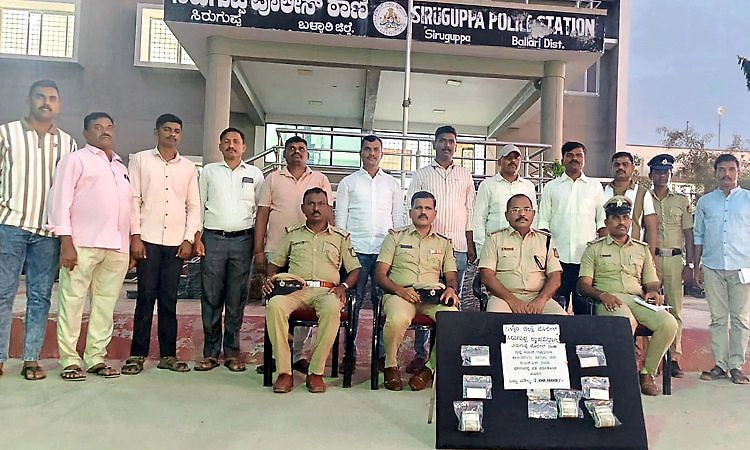 7 ಲಕ್ಷ ಮೌಲ್ಯದ ಚಿನ್ನ, ಬೆಳ್ಳಿ ಕದ್ದವರ ಬಂಧನ: ಸಿರುಗುಪ್ಪ ಪೊಲೀಸರ ಭರ್ಜರಿ ಕಾರ್ಯಾಚರಣೆ