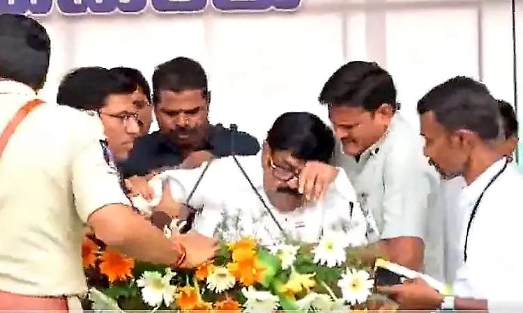 Andhra minister falls ill on stage while delivering Independence Day speech