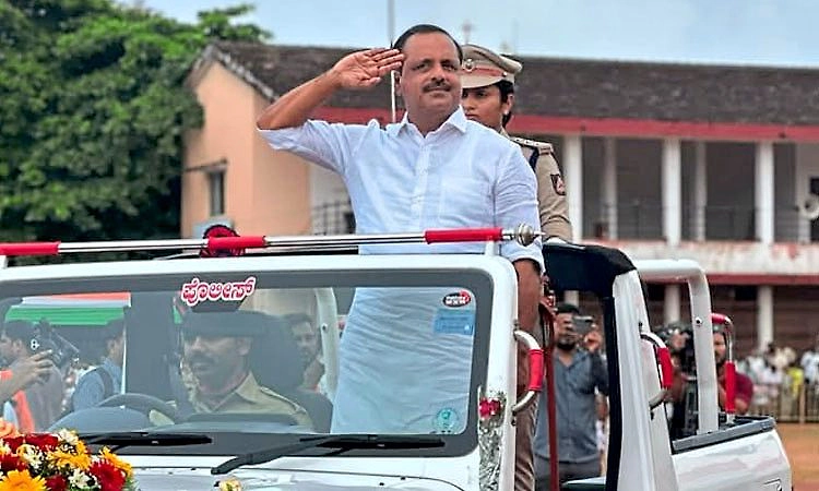 Mangaluru: ರಾಷ್ಟ್ರ ಧ್ವಜಾರೋಹಣ ನೆರವೇರಿಸಿದ ಸಚಿವ ಯು.ಟಿ. ಖಾದರ್