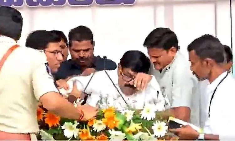 Video: ಸ್ವಾತಂತ್ರ್ಯ ದಿನಾಚರಣೆಯ ಭಾಷಣ ಮಾಡುತ್ತಾ ವೇದಿಕೆಯಲ್ಲೇ ಅಸ್ವಸ್ಥಗೊಂಡ ಆಂಧ್ರ ಸಚಿವ
